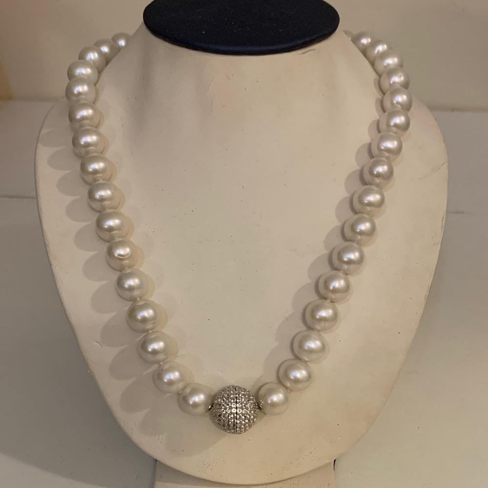 Elegant Pearl Necklace with Silver Accents